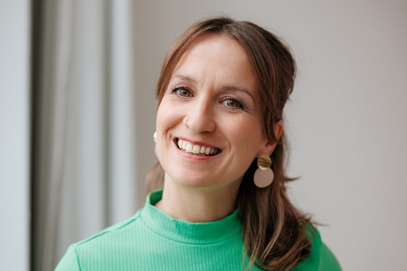 Nicole Forrai schreibt im Coaching Punkte auf Klebezettel.