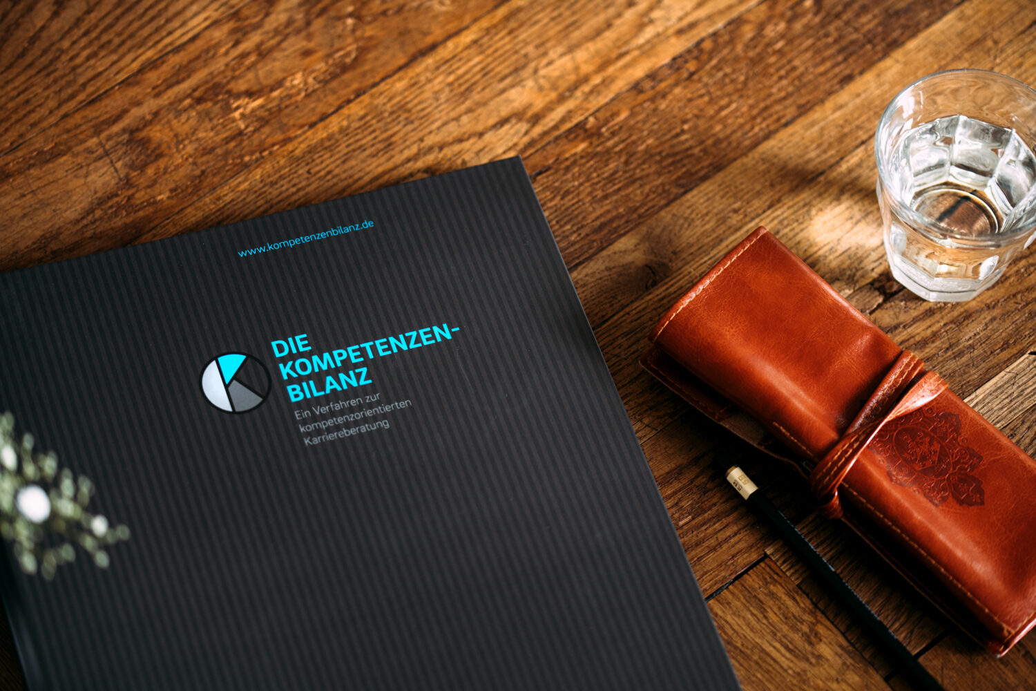 Auf dem Tisch liegt ein Buch zum Thema Kompetenzbilanz.