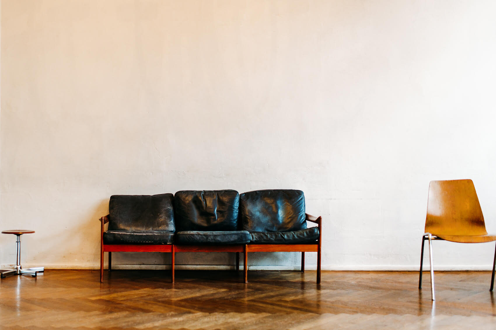 Raum mit Ledercouch und Stuhl