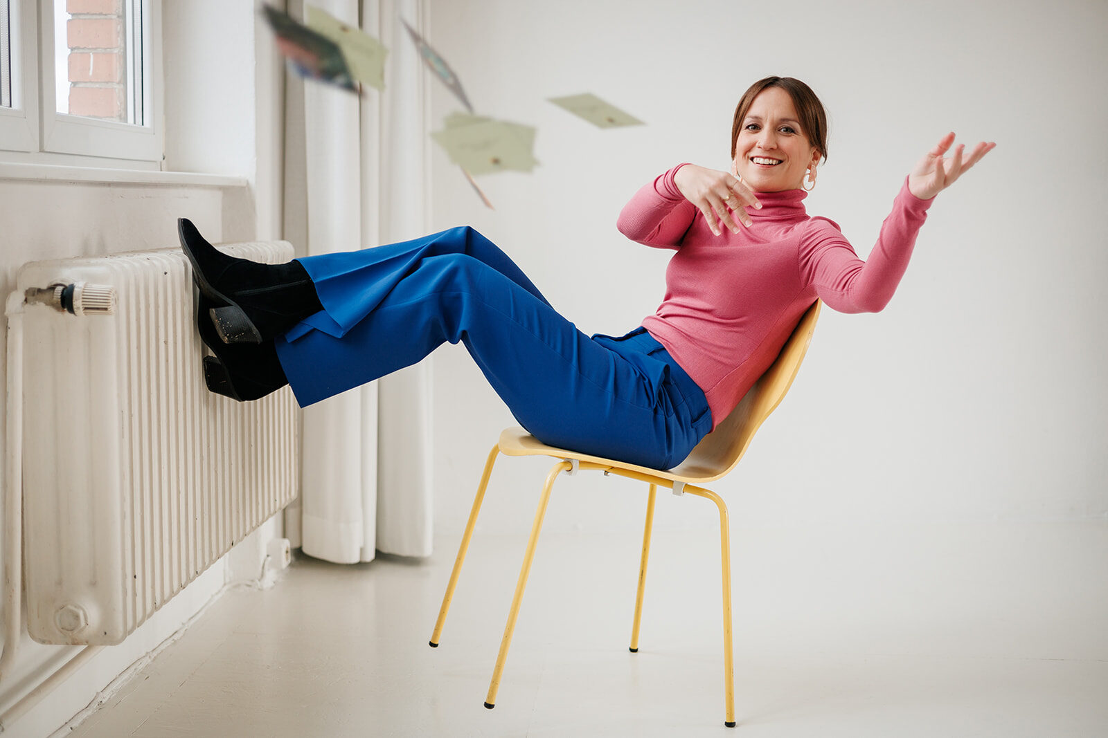 Nicole Forrai schreibt im Coaching Punkte auf Klebezettel.