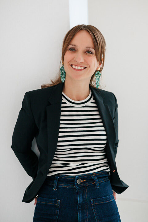 Nicole Forrai Coach in Potsdam vor einer weißen Wand 