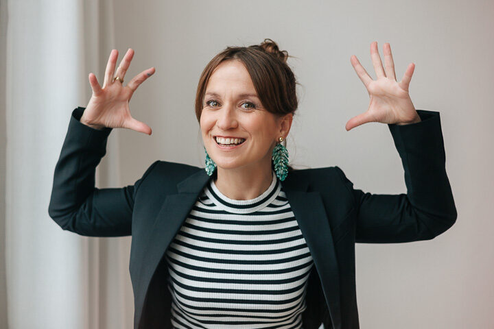 Nicole Corrai Coach in Berlin, Potsdam & Brandenburg, die Arme nach vorn geöffnet, in die Kamera